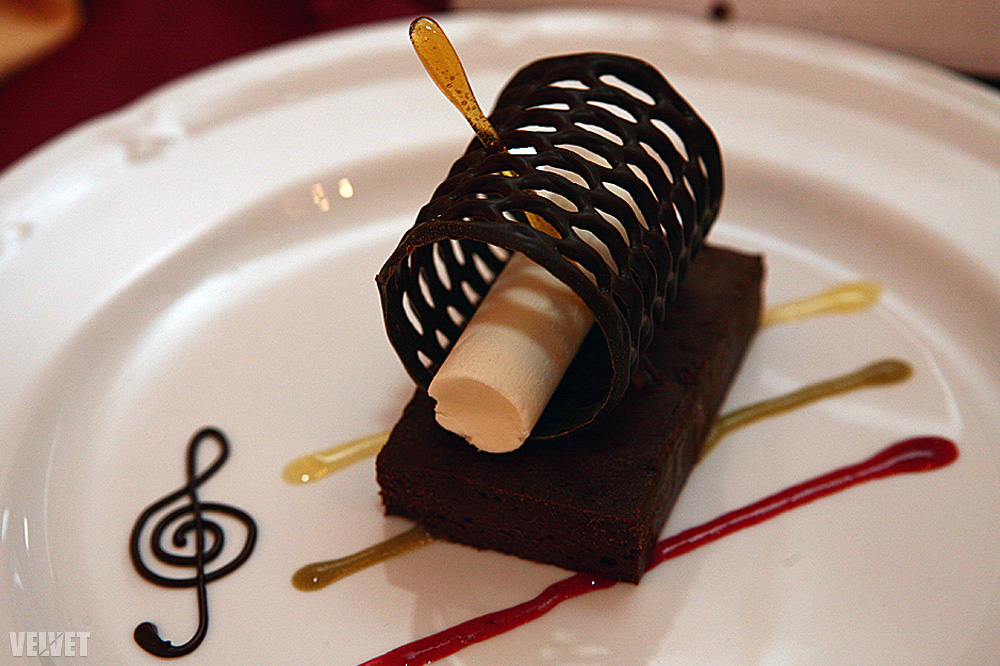 A nagy desszert finálé tehát, fehér csokoládé mousse csokoládé hengerben, sült csokoládé ágyon