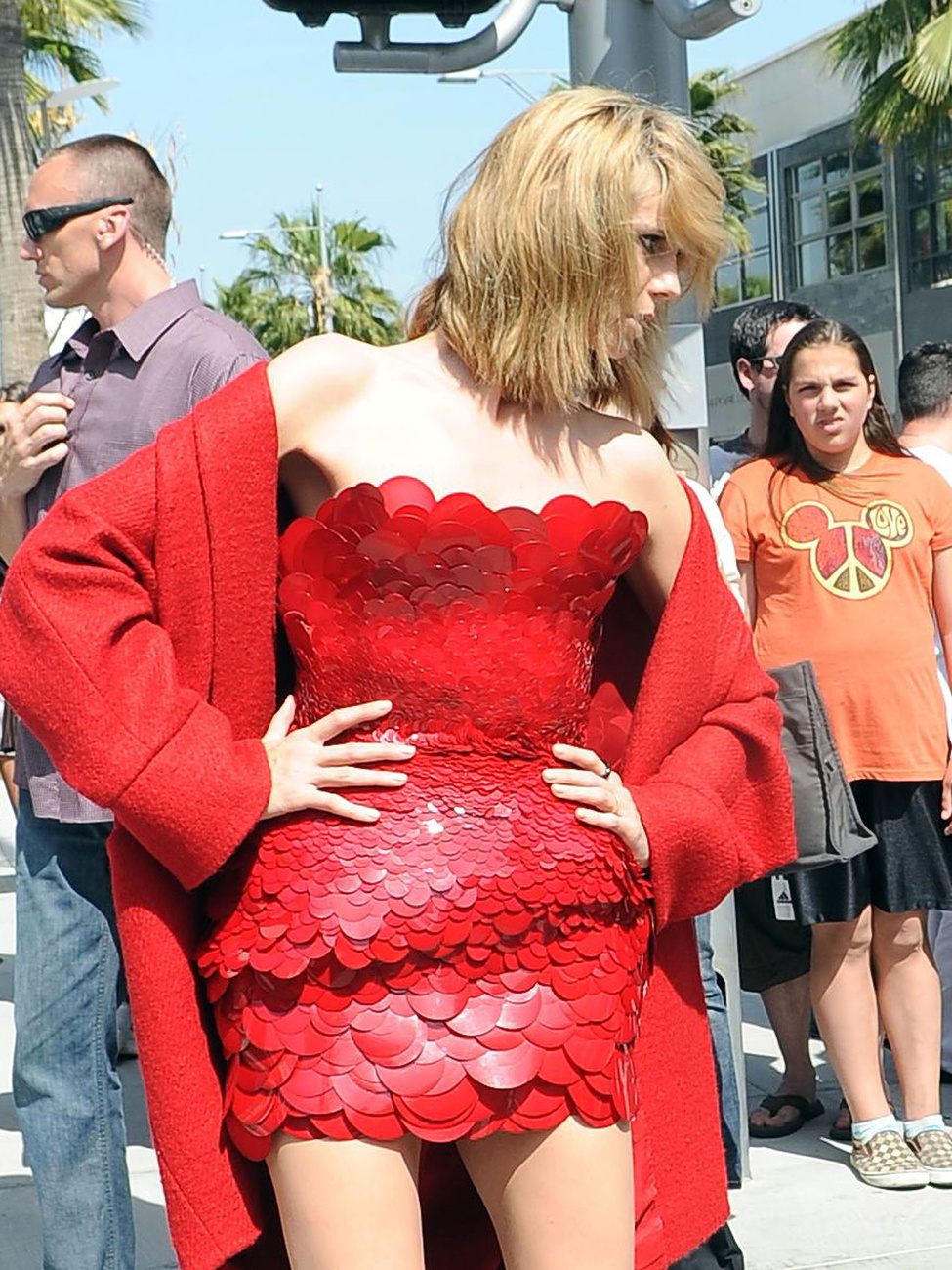 Heidi Klum a Rodeo Drive-on pózol - vörös csók alakú retiküllel