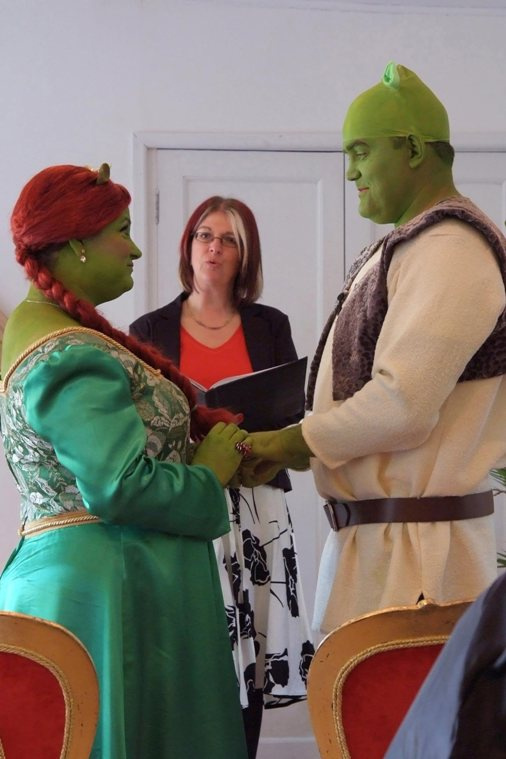 Shrek is aláírja az anyakönyvet.