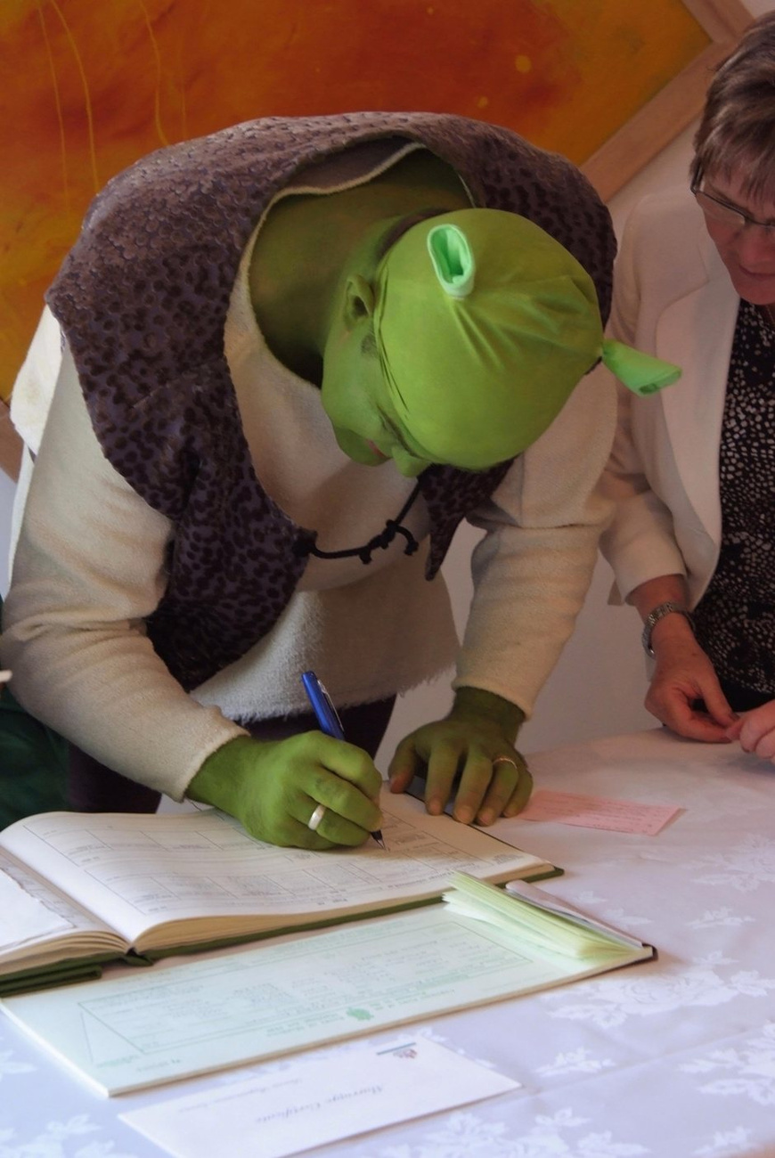 Shrek is aláírja az anyakönyvet.