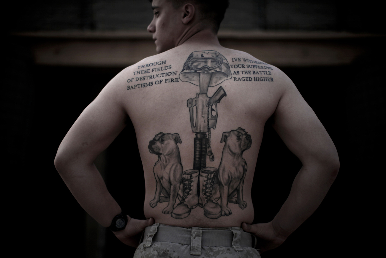 És még egy Devil Dog. Az USMC a United States Marine Corps, azaz a tengerészgyalogos haderő nevének rövidítése