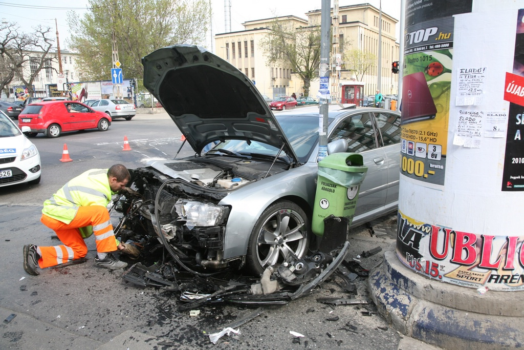 Opel Astra és Audi A8 ütközött a Dráva utca - Kárpát utca sarkon, 2010. 04. 09-én.