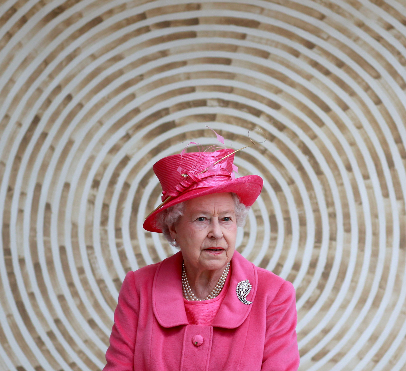 II. Erzsébet brit királynő két napos walesi kirándulása során a caernarfoni kastélyban meglátogatott egy William Windsor nevű kecskét.