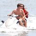 Liam Hemsworth és Miley Cyrus. És egy jet ski.