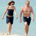 Gordon Ramsay és felesége, Tana egy romantikus tengerparti sétán