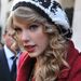 Taylor Swift rogyasztott, talán norvégmintás sapkával dobta fel piros kabátját.