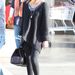 Jessica Alba fekete sapkát választott sötét színű ruháihoz.