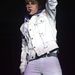 A Bieber-koncerten fiúcsapatos fehér öltözékben énekel