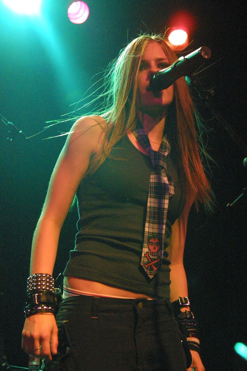 Avril Lavigne nyakkendőben a 2002-es MTV Video Music Awards díjkiosztón