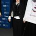 Winona Ryder nyakkendőben a Fekete hattyú torontói premierjén