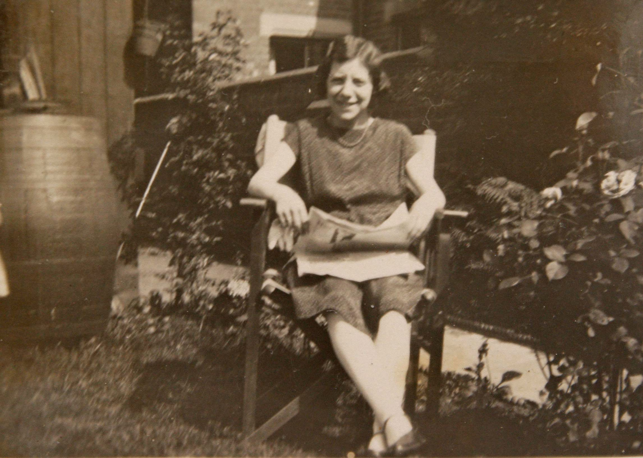 Gladys Gough a szobájában, születésnapi gratuláló képeslapokkal