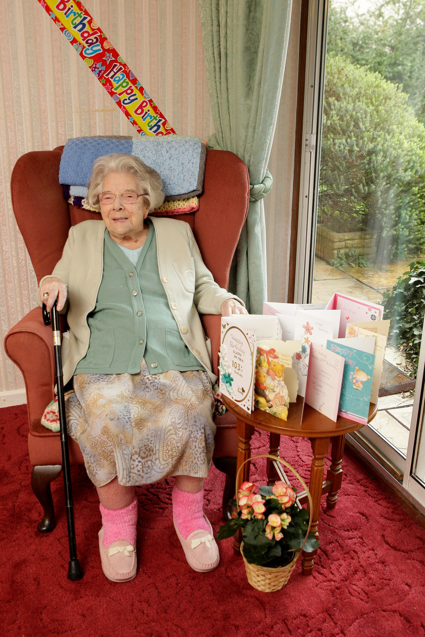 Gladys Gough a szobájában, születésnapi gratuláló képeslapokkal