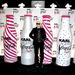 Üvegek és a mester: Lagerfeld szokásos szettjében, a tőle megszokott arckifejezéssel.
