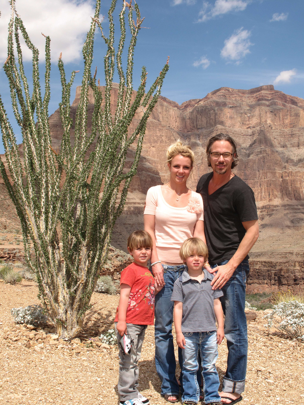 Még egy jó kép: bal oldalt a két gyerek, jobbra Spears és az új apuka, Jason Trawick.
