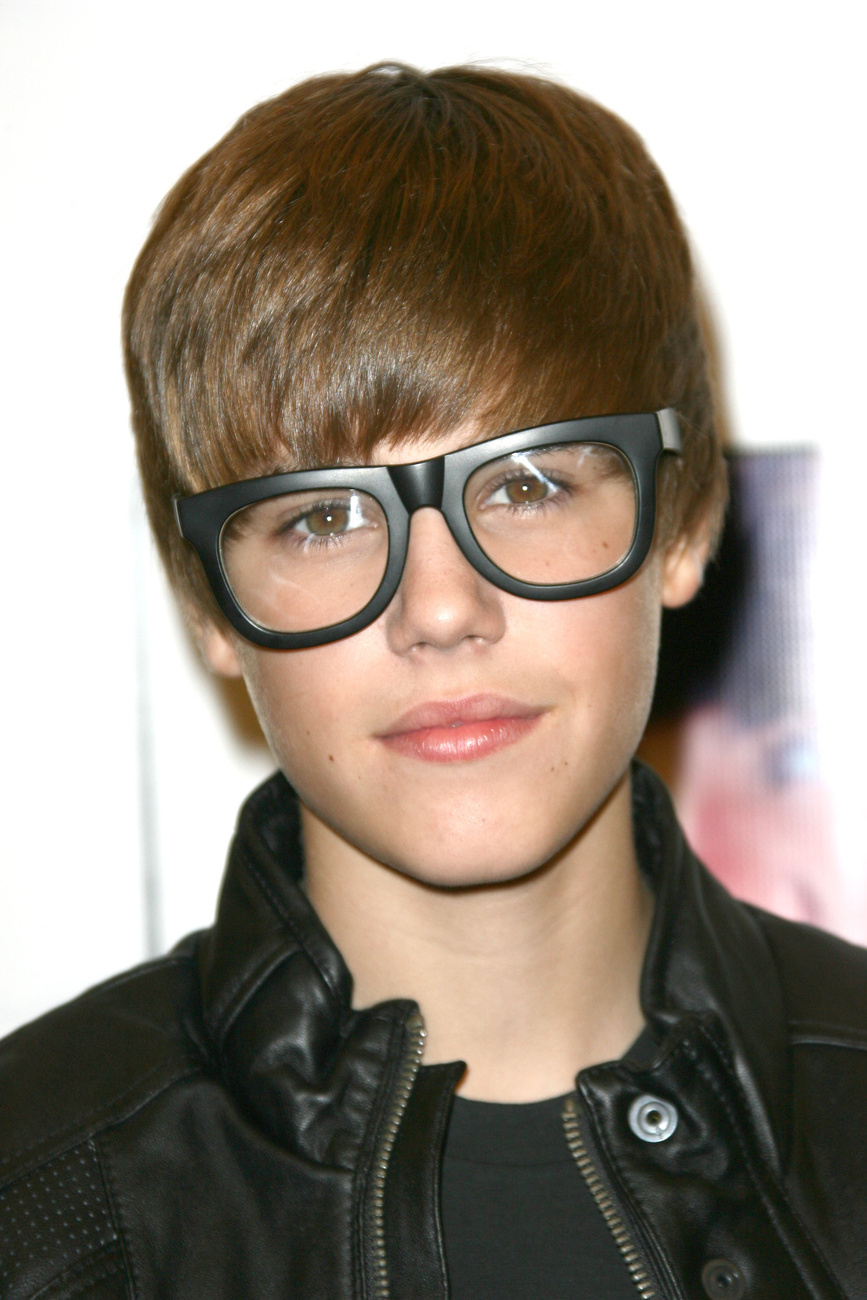 Ő mégis megpróbálta. 2010 októberében szemüvegben szállt le repülőjéről a Heathrow-n.