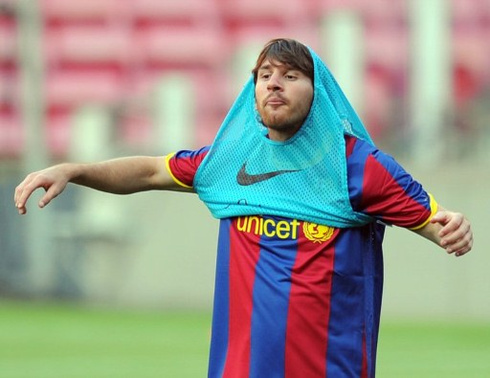 2011. - Messi ázik és vérzik