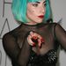 Gaga türkiz parókában, vörös körmökkel ijesztgetett a CFDA-n.