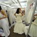 Itt a leendő menyasszonyok azért futottak, hogy olcsóbban vehessenek maguknak esküvői ruhát