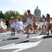 A szerb menyasszonyi futóversenyen csak helyezésre ment a dolog, a ruhát vinni kellett