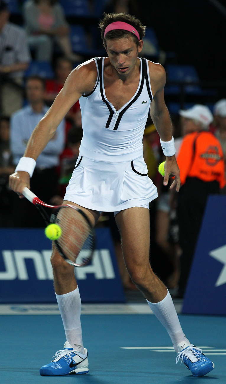 És egy vicces kép a végére: 2011 januárjában Nicolas Mahut női ruhában szórakoztatja a nagyérdeműt miután törölték a meccsét