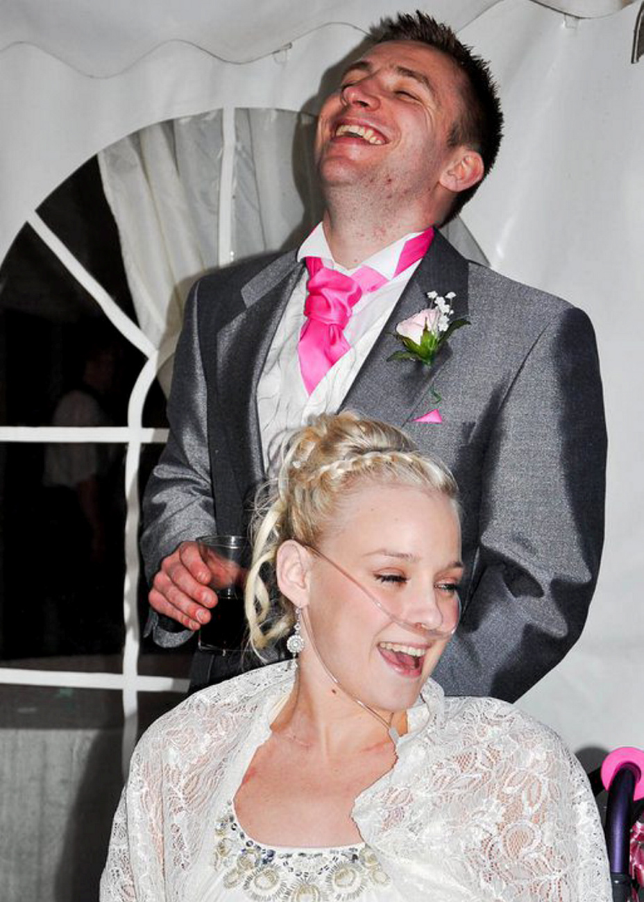 Kirstie Mills és férje az esküvőn