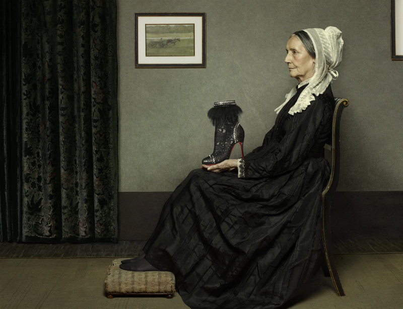James McBeill Whistler édesanyja egy 'Tootsie' nevű bokacsizmát egyensúlyoz tenyerén.
