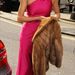 Yasmin Le Bon a londoni Nemzeti Liberálisok Klubjában rendezett esküvőre sietve, féloldalas, sötét rózsaszín selyemruhájában, bundáját szorongatva. Haját szorosan hátrafésülte így a ruhája jól érvényesült. 