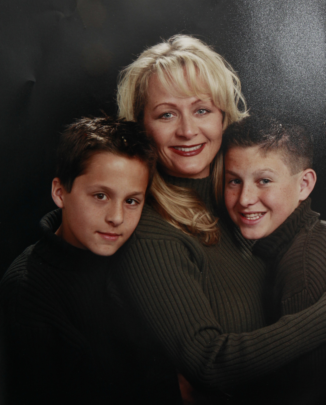 Ez a műtermi fotó 2008-as az akkor még háromtagú családról