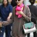  Sarah Jessica Parker New Yorkban május 25-én, rózsaszín sálban és elegáns, zöld krokodil táskával. A Fendi Silvana táskáért potom 7140 dollárt kellett fizetnie (bár valószínűleg ingyen kapta, hogy reklámozza) 