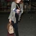 Emma Stone bemutatja kecskebőr Fendi Chamelon táskáját a Los Angeles-i reptéren június 9-én