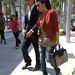 Kim Kardashian június 13-án 2695 dolláros (490 ezer forint) leopárd mintás Jimmy Choo táskáját hurcibálva