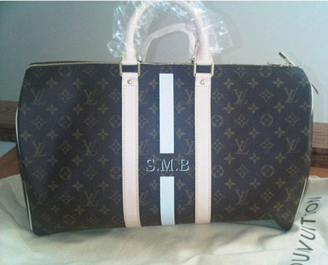 Ezt a táskát kapta a négy hónapos Skyler a Louis Vuittontól, rajta saját monogramja.