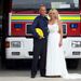 Rod és Julia Rodwell - esküvőjük alkalmából tűzoltóautók előtt pózolnak