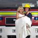 Rod és Julia Rodwell - esküvőjük alkalmából tűzoltóautók előtt pózolnak