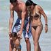 Sétáltatják a babát Miami egyik strandján
