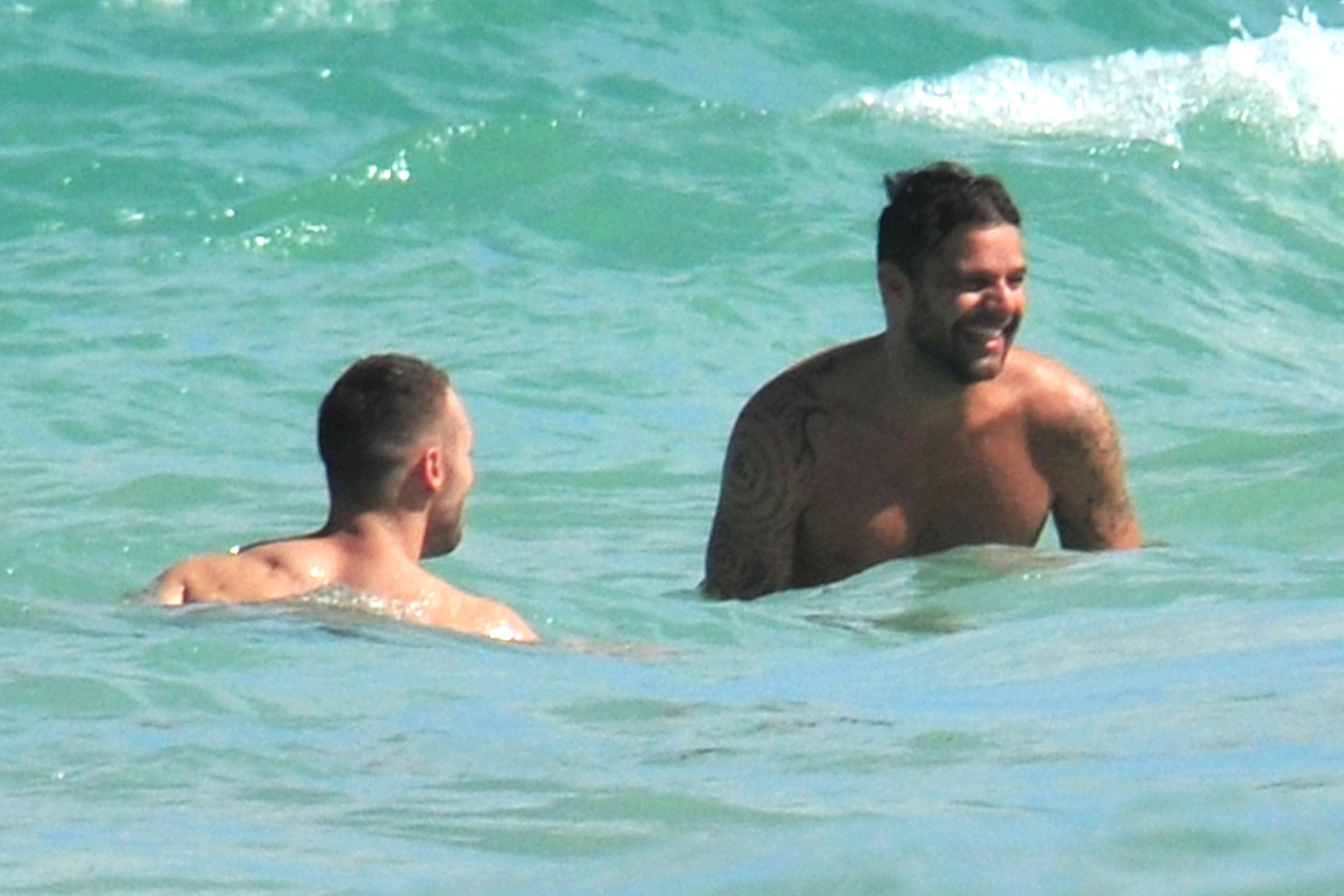 Ricky Martin és Carlos Gonzalez fürdik
