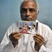Az 51 éves Sanjay Sachdev egy megmentett pár fotóját mutatja. Sachdev a Szerelemkommandó egyik alapítója volt.