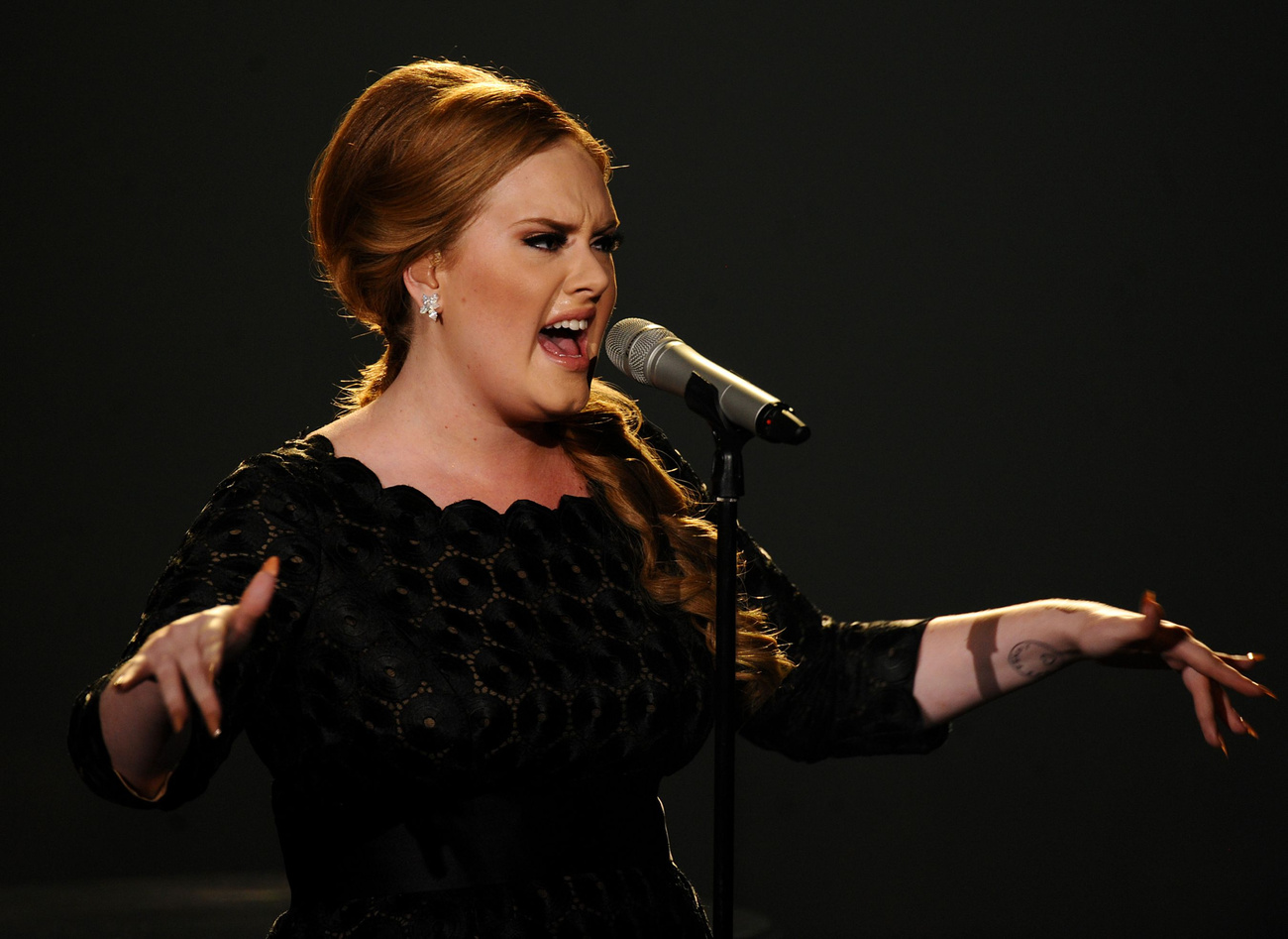 Adele kiereszti könyörtelen hangját