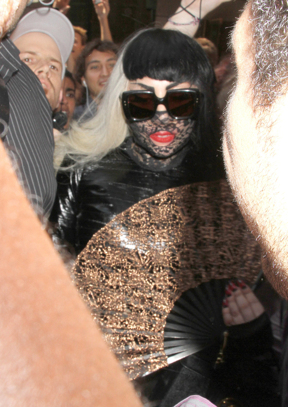 Gaga már 2010-ben megérezte, hogy a csipke még nagy divat lesz...