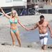 Jenny McCarthy és Paul Krepelka kézenfogva vonul a strandon