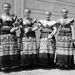 És a hagyományos matyó népviselet, az 1930-as évekből. Kép forrása: fortepan.hu