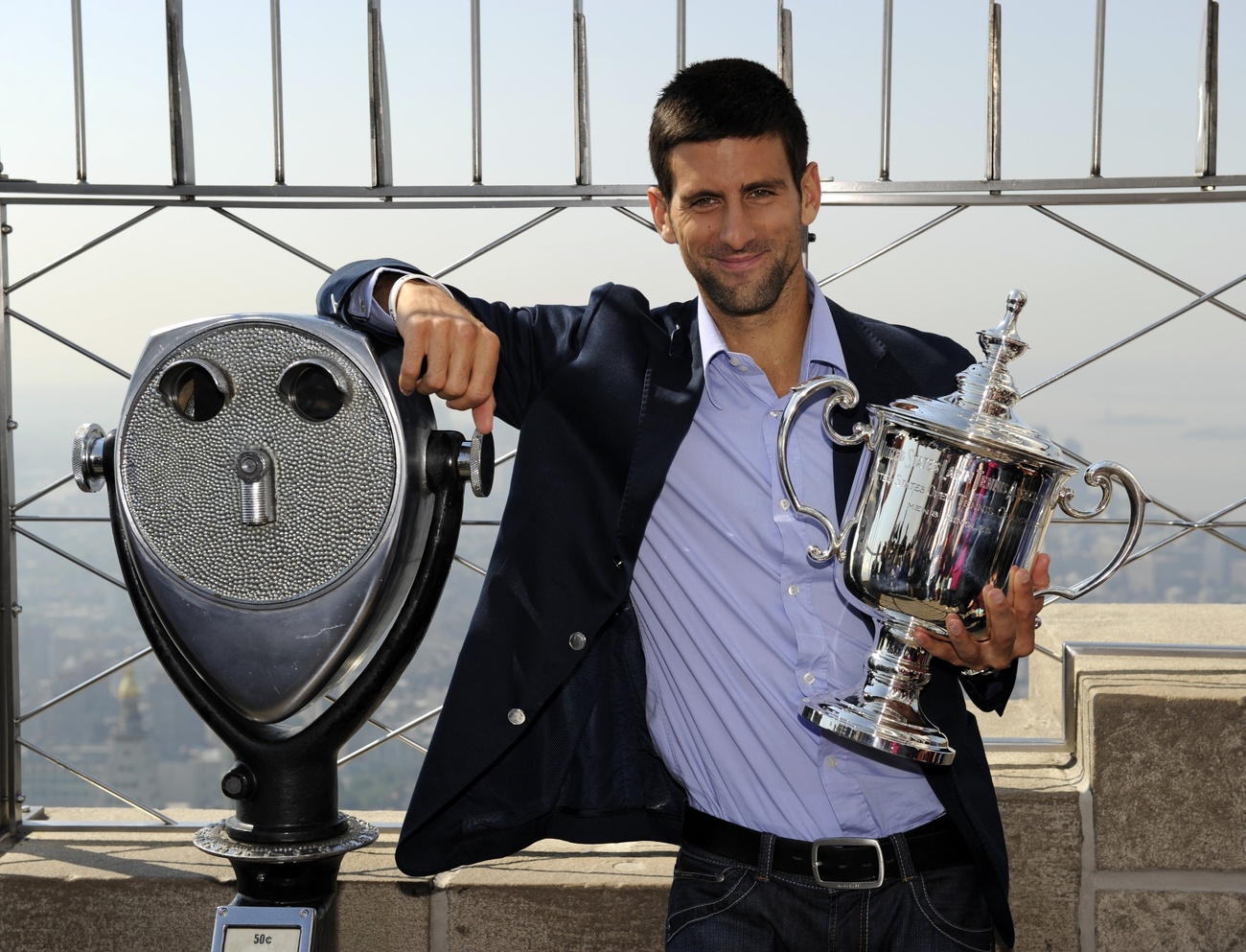 Djokovics később öltönybe öltözött és az Empire State Building tetején pózolt a serleggel
