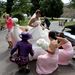 Megan Ashton száll be a kocsiba az esküvő előtt, nyoszolyólányai segítenek neki