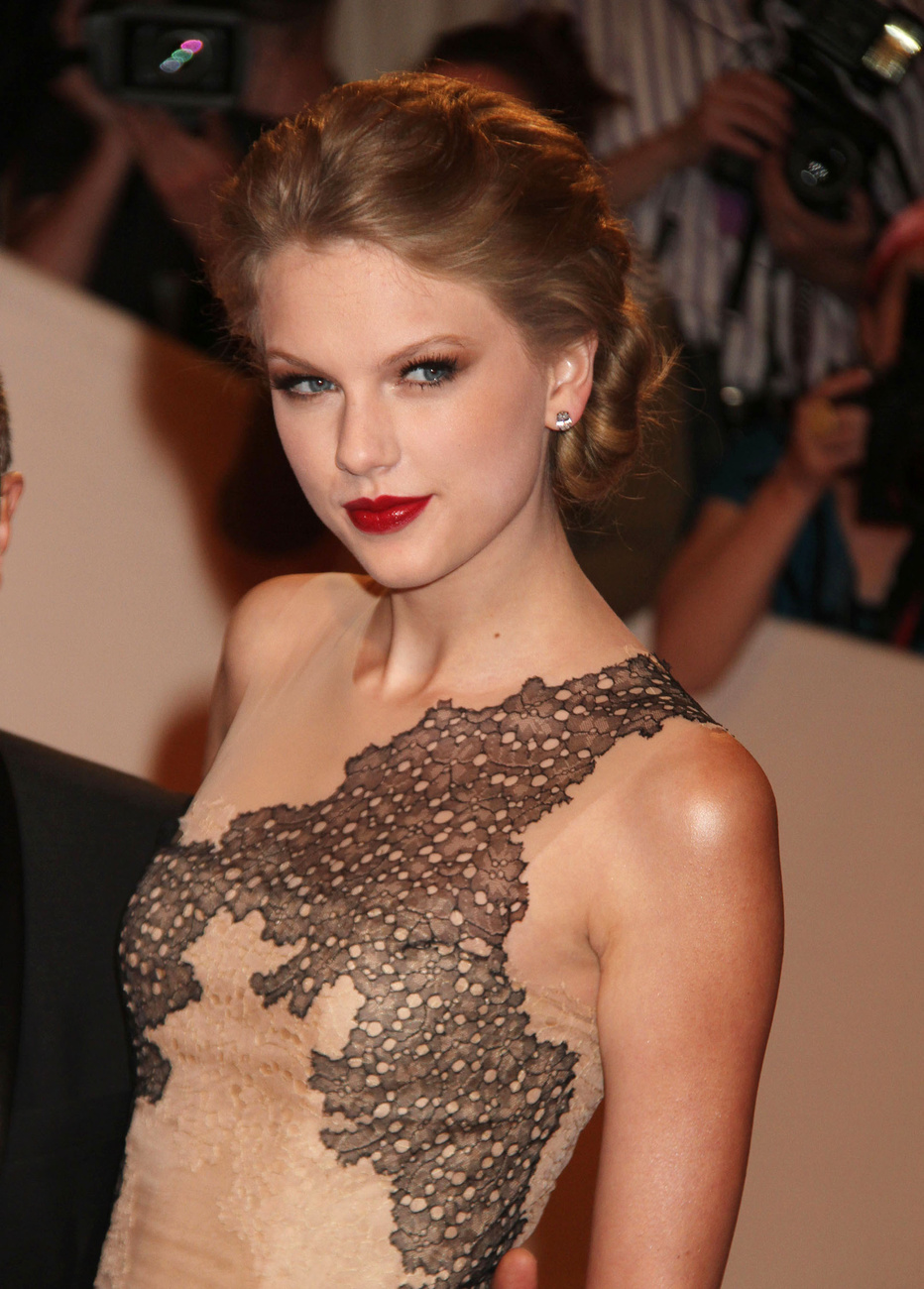 Taylor Swift piros rúzsa nagyon csillog, de ez is menő.