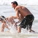 Hugh Jackman és személyi edzője a Bondi nevű strandon, Ausztráliában