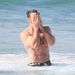 Hugh Jackman jön kifelé a vízből - ha elég gyorsan kattintgatja, olyan lesz, mintha filmet nézne!