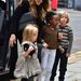 Jolie és gyerekei megérkeznek Gwen Stefaniék házához.