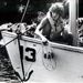 A 17 éves JFK, Jr. hajózás közben. A kép 1977-ben készült