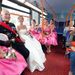 A fotós az egész esküvőt megörökítette, miért pont a buszozás maradt volna ki?