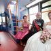 Utazhattak volna a busz emeletén is, de menyasszonyi ruhában biztos nem lett volna egyszerű felmenni